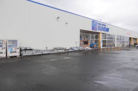 【ホームセンターサンデー柏店】キッチンカーの出店に最適な店舗出入口付近にある屋外スペース