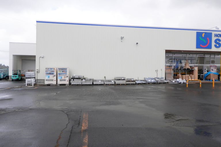 【ホームセンターサンデー柏店】キッチンカーの出店に最適な店舗出入口付近にある屋外スペースの画像5