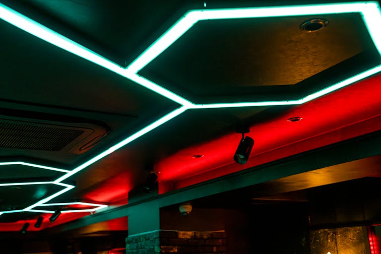 【西武新宿駅5分】撮影・イベント等でご利用可能なネオンを取り入れた流行的な空間のスペースの画像5