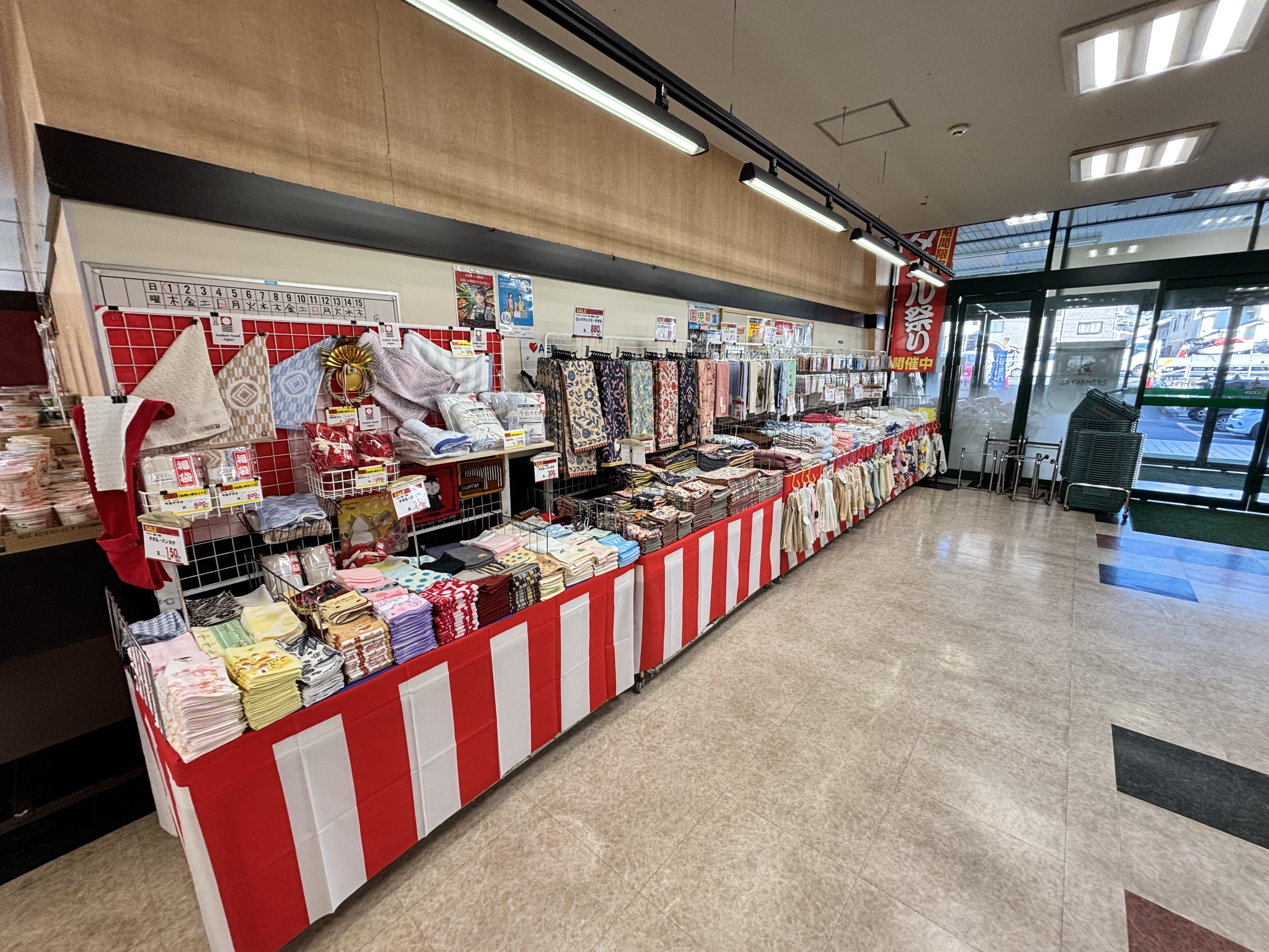 【Aコープハトマート山越店】食物販や販促イベントに最適な店内入口すぐのイベントスペース