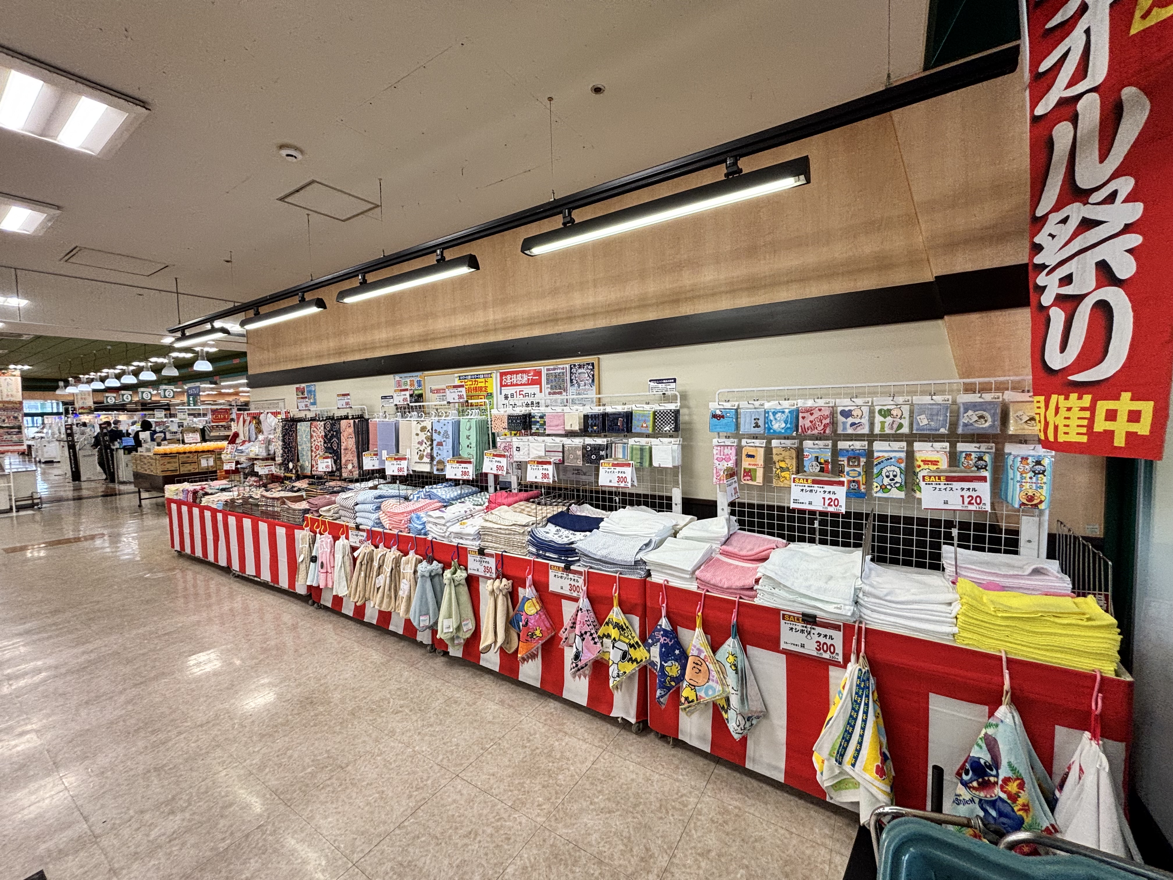 【Aコープハトマート山越店】食物販や販促イベントに最適な店内入口すぐのイベントスペース