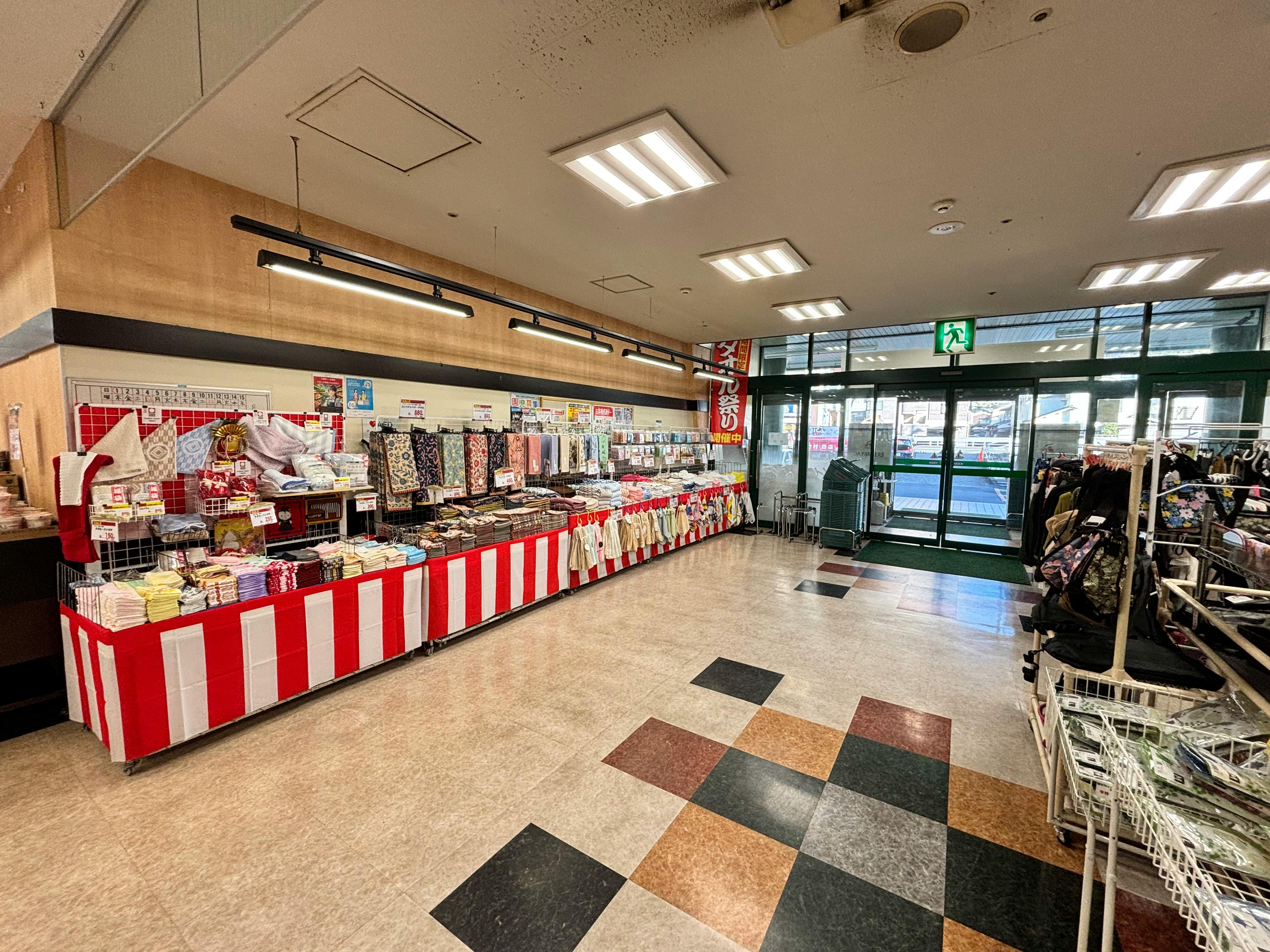 【Aコープハトマート山越店】食物販や販促イベントに最適な店内入口すぐのイベントスペース