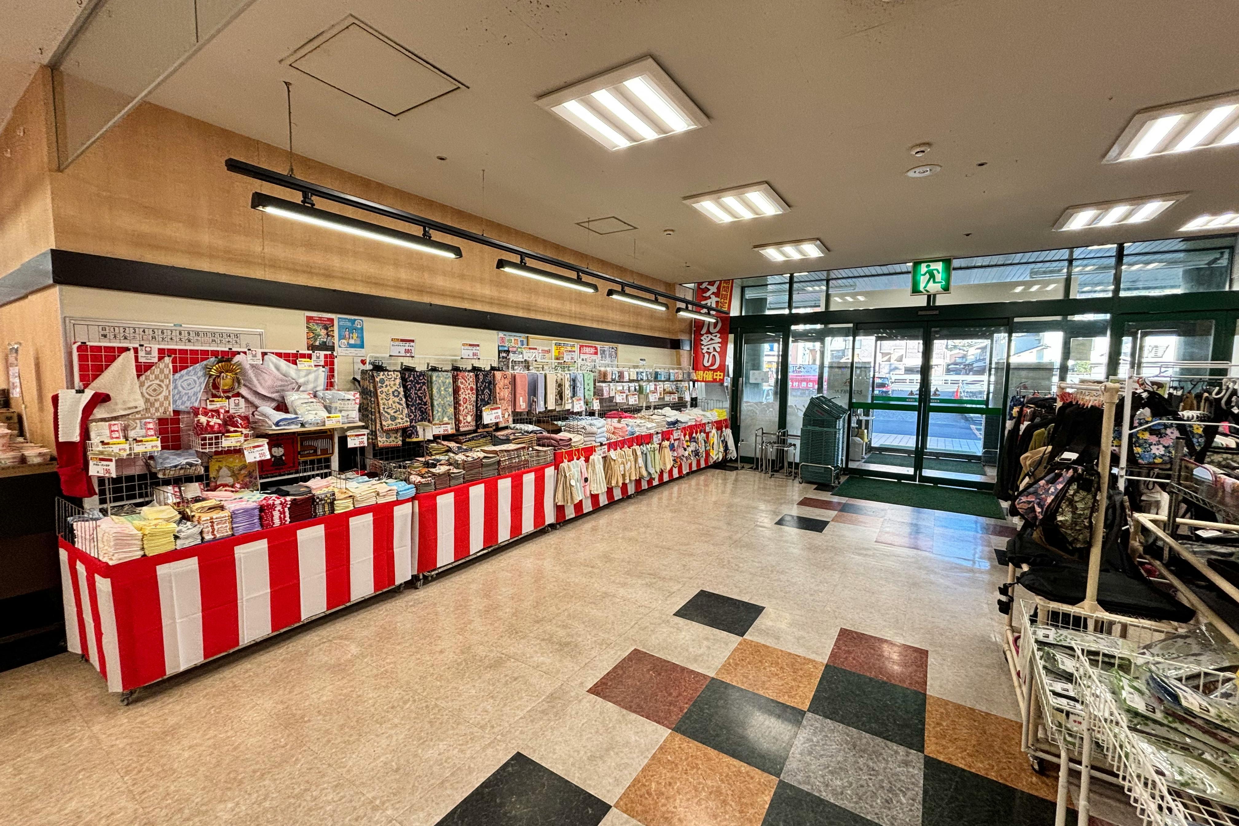 【Aコープハトマート山越店】食物販や販促イベントに最適な店内入口すぐのイベントスペース