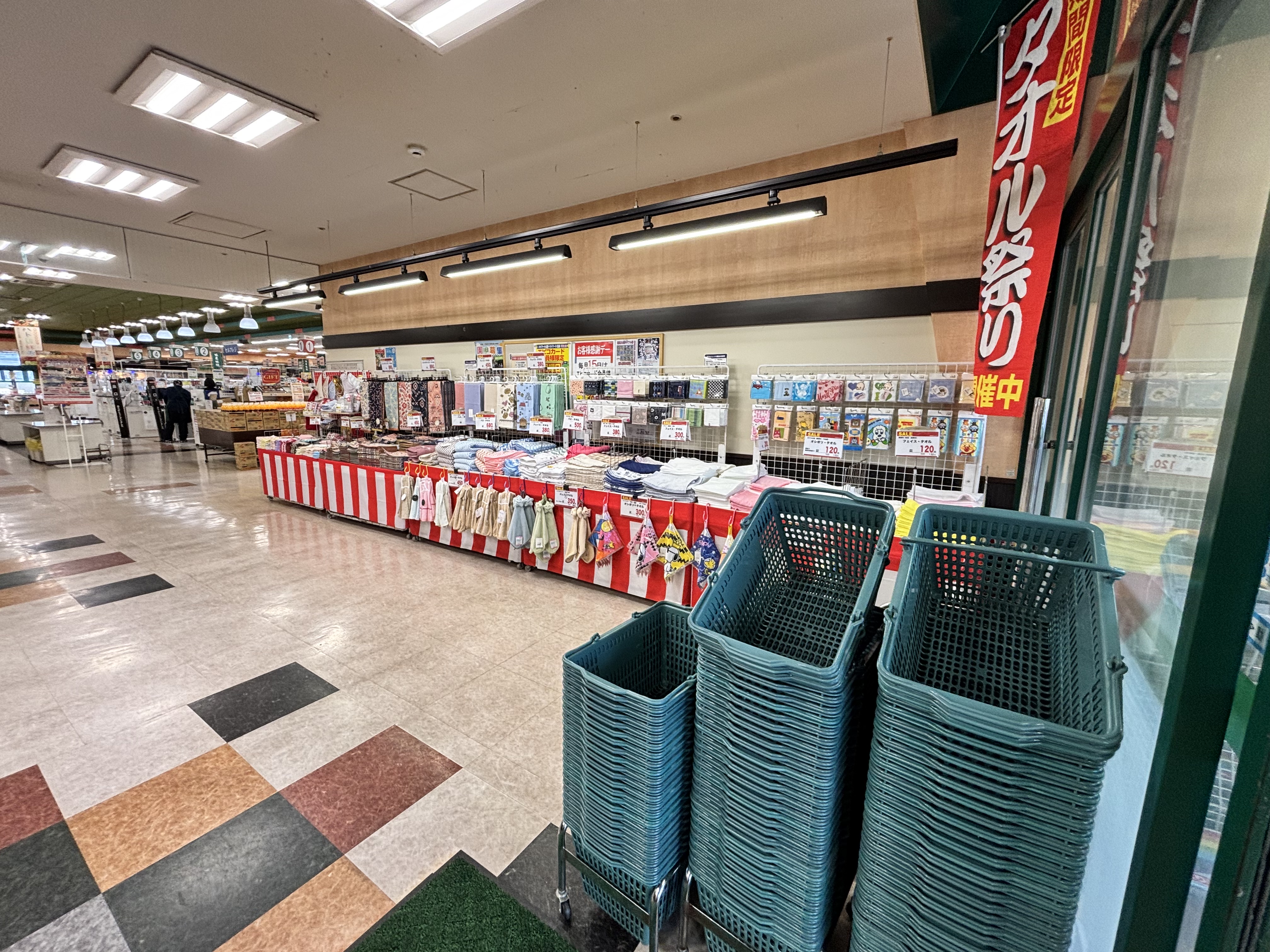 【Aコープハトマート山越店】食物販や販促イベントに最適な店内入口すぐのイベントスペース