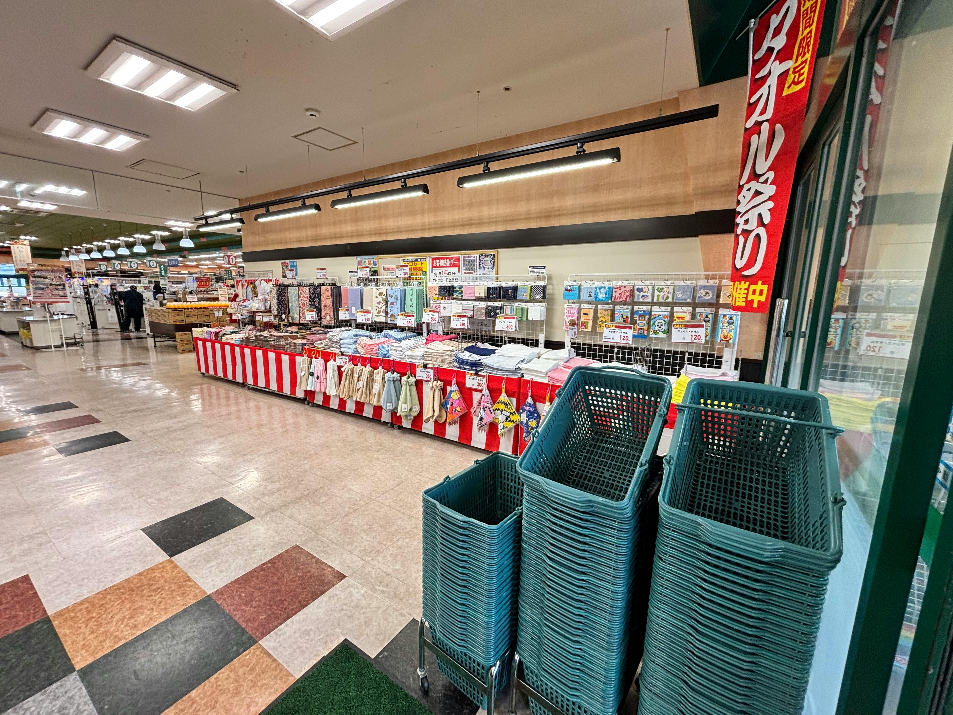 【Aコープハトマート山越店】食物販や販促イベントに最適な店内入口すぐのイベントスペース