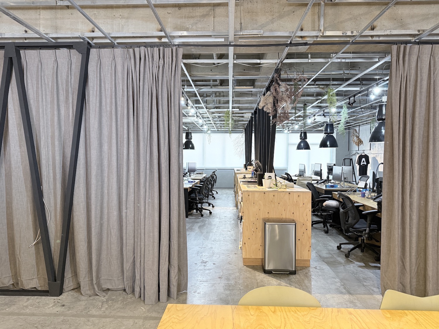 【新静岡駅3分】スペース6（カーテン裏はオフィス。お貸しするのはカーテンを閉じたところまで）