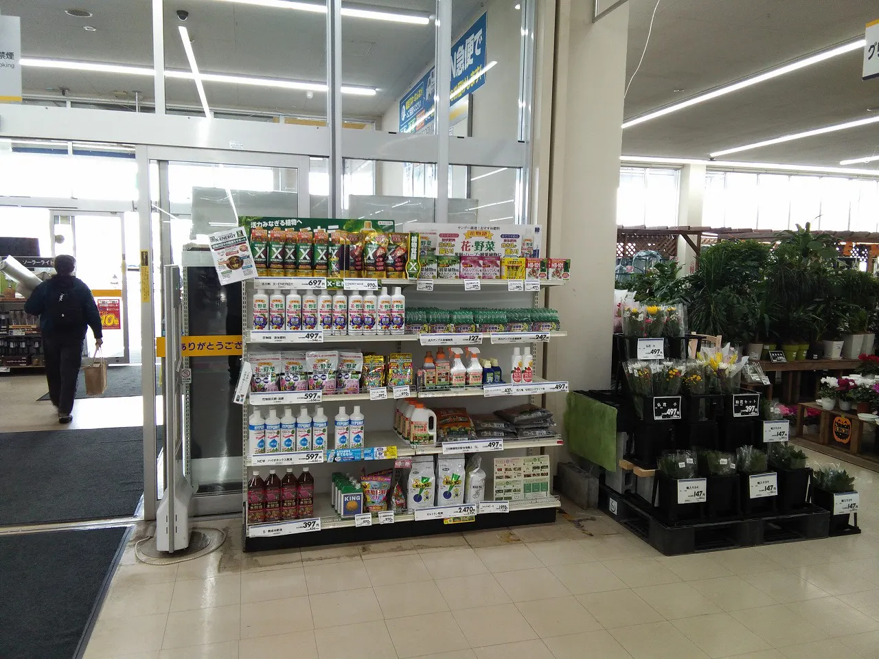 【サンデー秋田八橋店】屋内園芸前入口 食物販やプロモーション等の出店に最適なホームセンター店内のイベントスペース