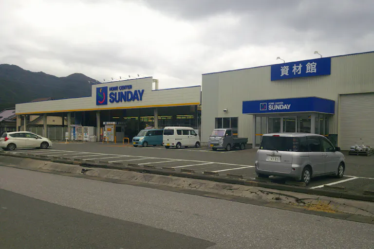 【サンデー秋田八橋店】屋内園芸前入口 食物販やプロモーション等の出店に最適なホームセンター店内のイベントスペースの画像2