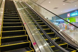 【イオンモール白山】モール内広告 エスカレーター(側面ガラス)