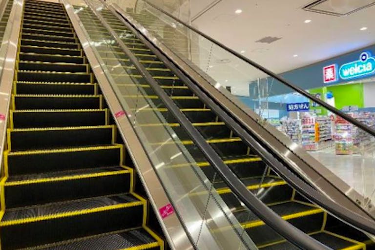 【イオンモール白山】モール内広告 エスカレーター(側面ガラス)の画像1