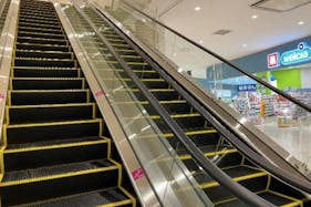 【イオンモール白山】モール内広告 エスカレーター(側面ガラス)