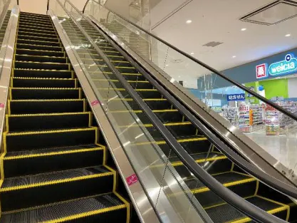 【イオンモール白山】モール内広告 エスカレーター（側面ガラス）の画像