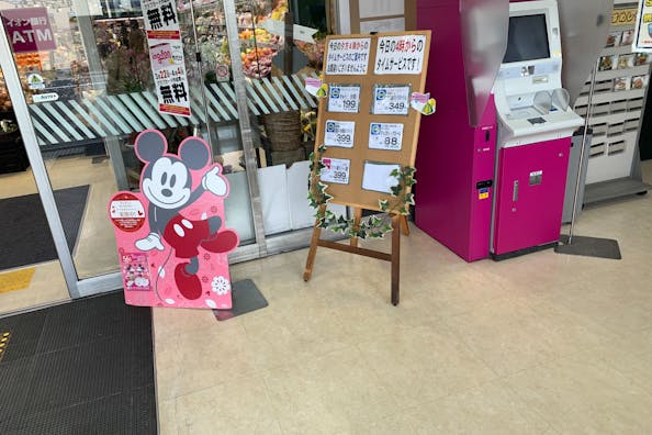 【いなげやお花茶屋店】各種プロモーションイベントに最適なスーパーマーケットの風除室スペース