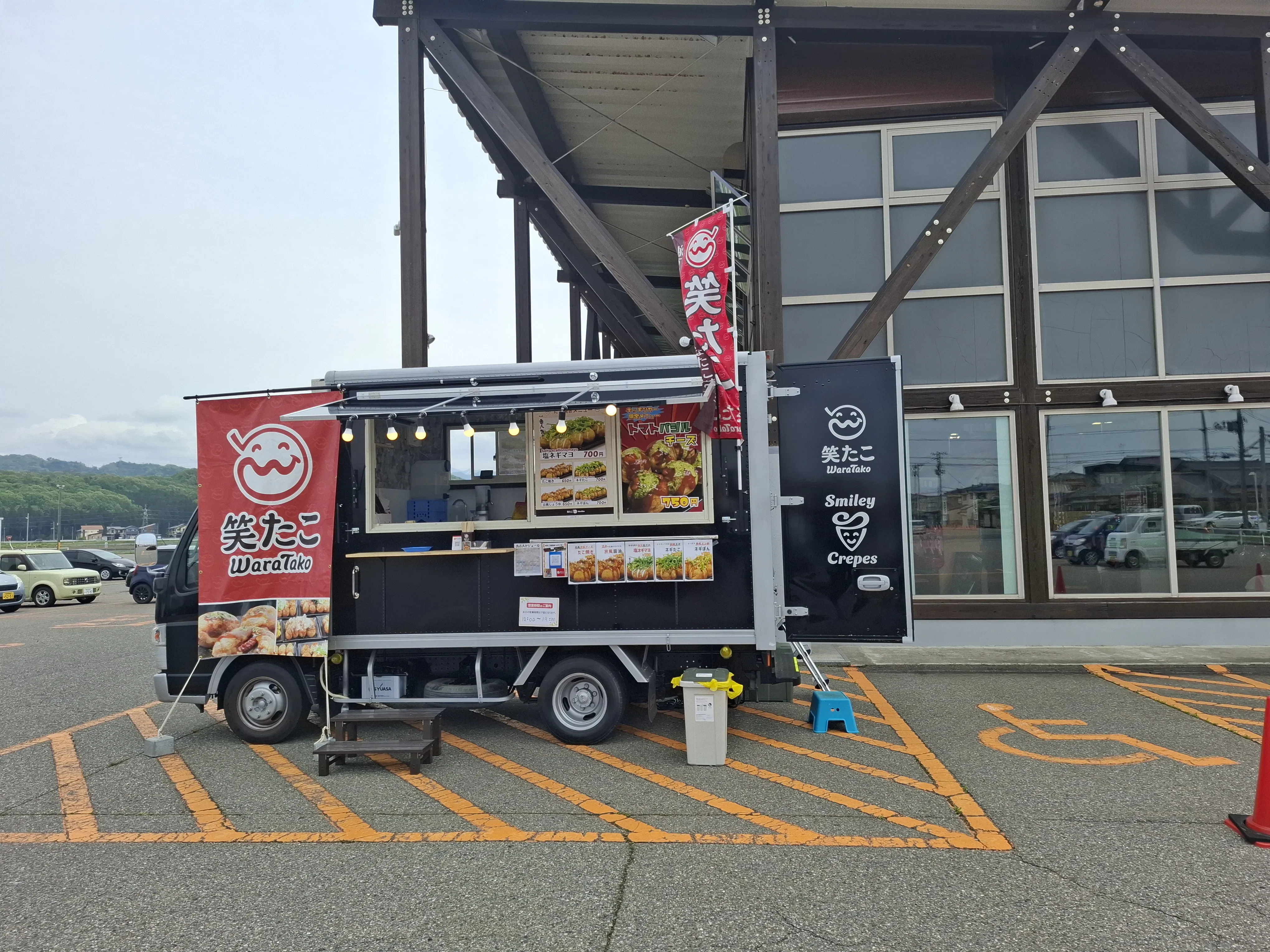 【ダイナム新発田加治店ゆったり館】キッチンカーやプロモーションイベントの開催に最適なアミューズメント施設のイベントスペース（出入口前）