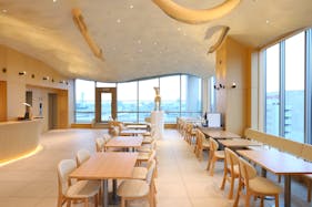 【北鉄金沢駅4分】アート作品のギャラリー展示会場やワークショップ、ポップアップストア会場に適した金沢市内を一望できるテラスを備えたロビー、レストラン一体型のビジネスホテル内イベントスペース