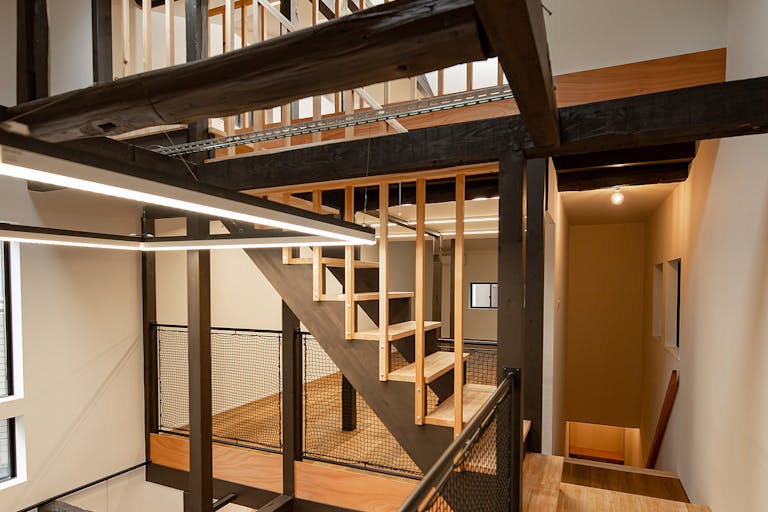 階段から3階に上がる秘密基地のような空間