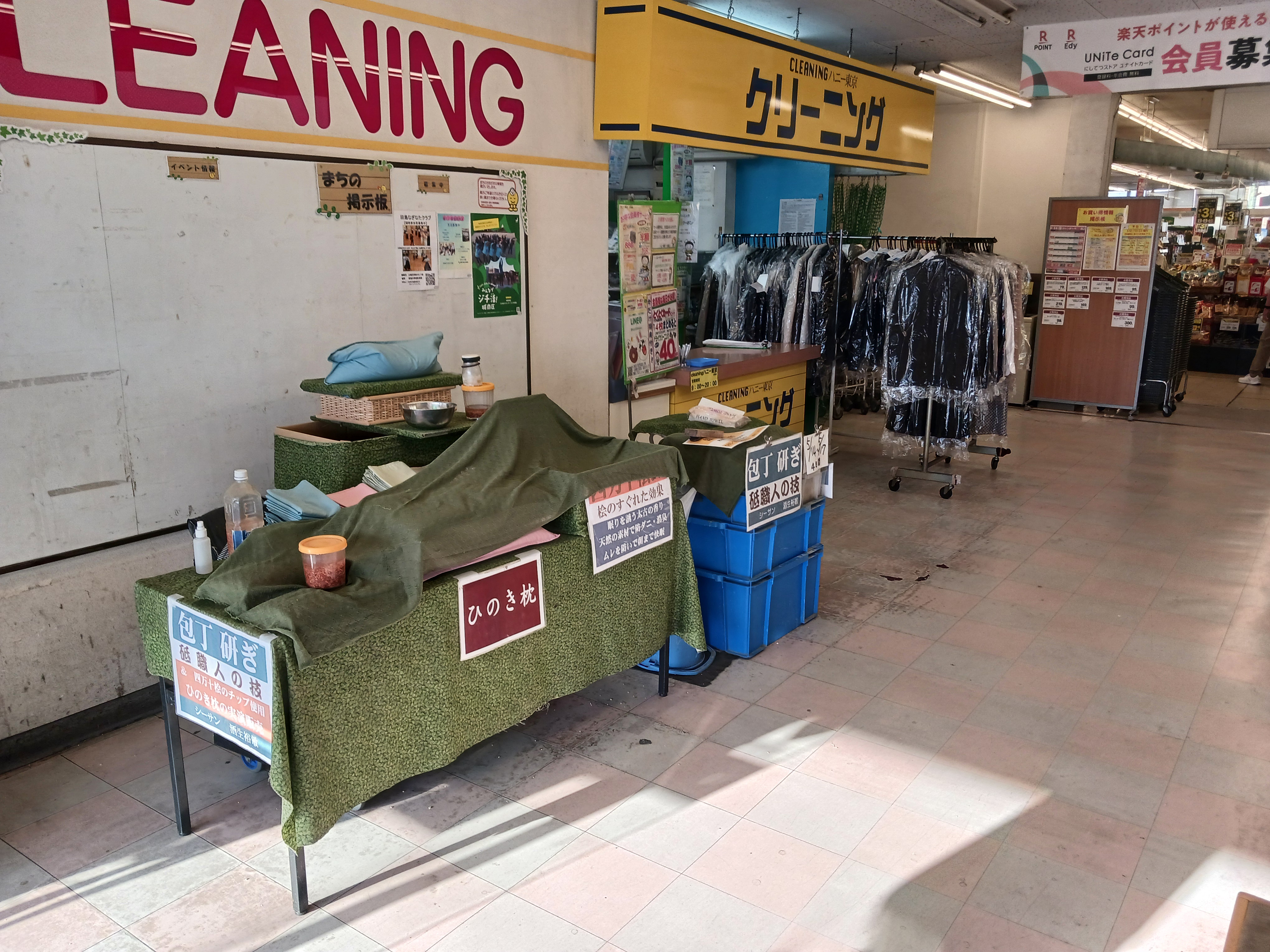 【西鉄ストア七隈店】駐車場側出入口店内 販促プロモーションや物販に最適なスーパー店内催事イベントスペース
