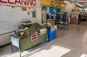 【西鉄ストア七隈店】駐車場側出入口店内 販促プロモーションや物販に最適なスーパー店内催事イベントスペース