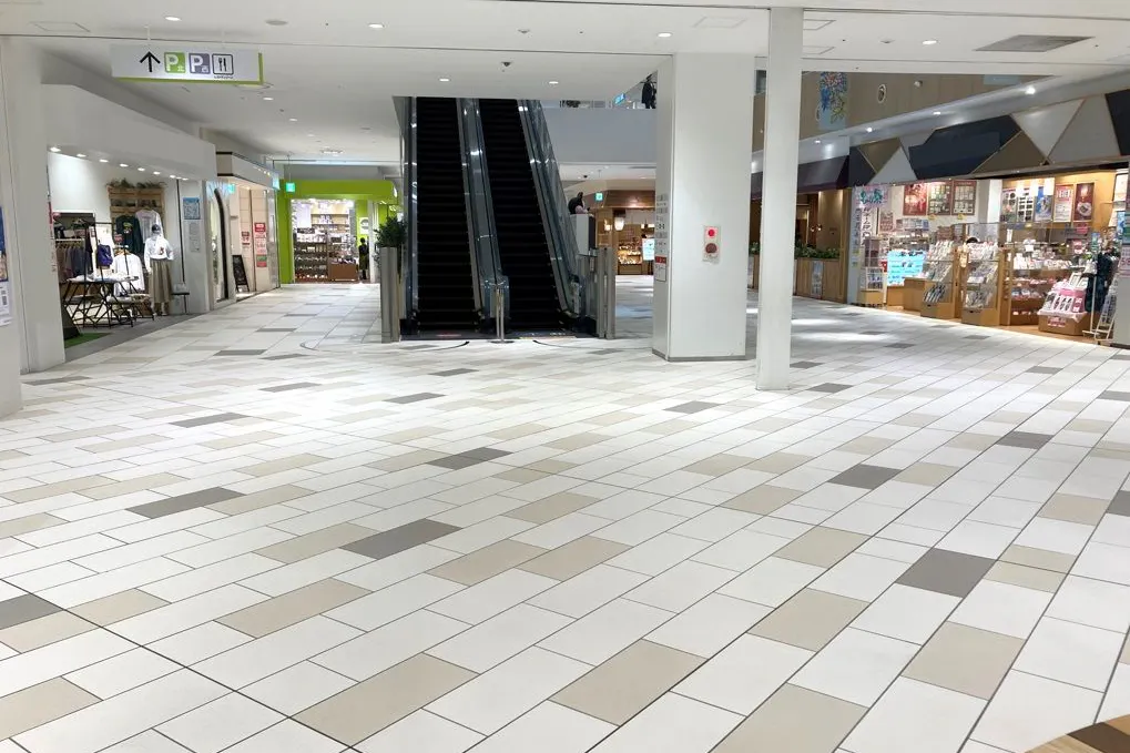 【ららぽーと湘南平塚】1階 YAMA東エスカレーター前