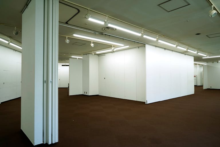 スライディングドアーで展示用の壁や動線などレイアウトをアレンジできます