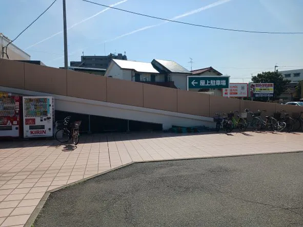 【レガネット飯倉】スロープ横 販促プロモーションや物販に最適なスーパー屋外催事イベントスペース