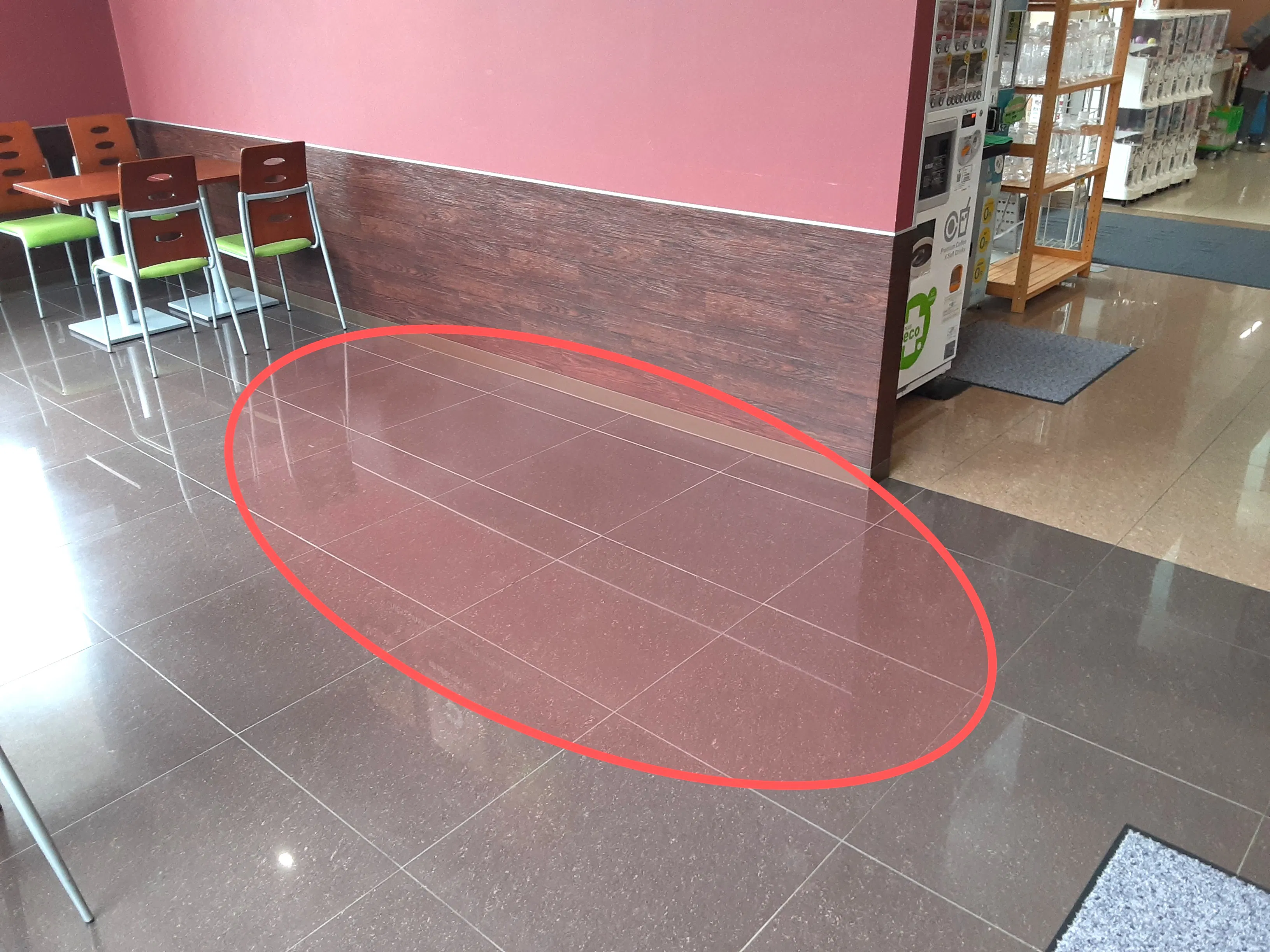 【ウジエスーパー古川バイパス店】販促プロモーションや物販に最適なイートインコーナー横のレンタルスペース
