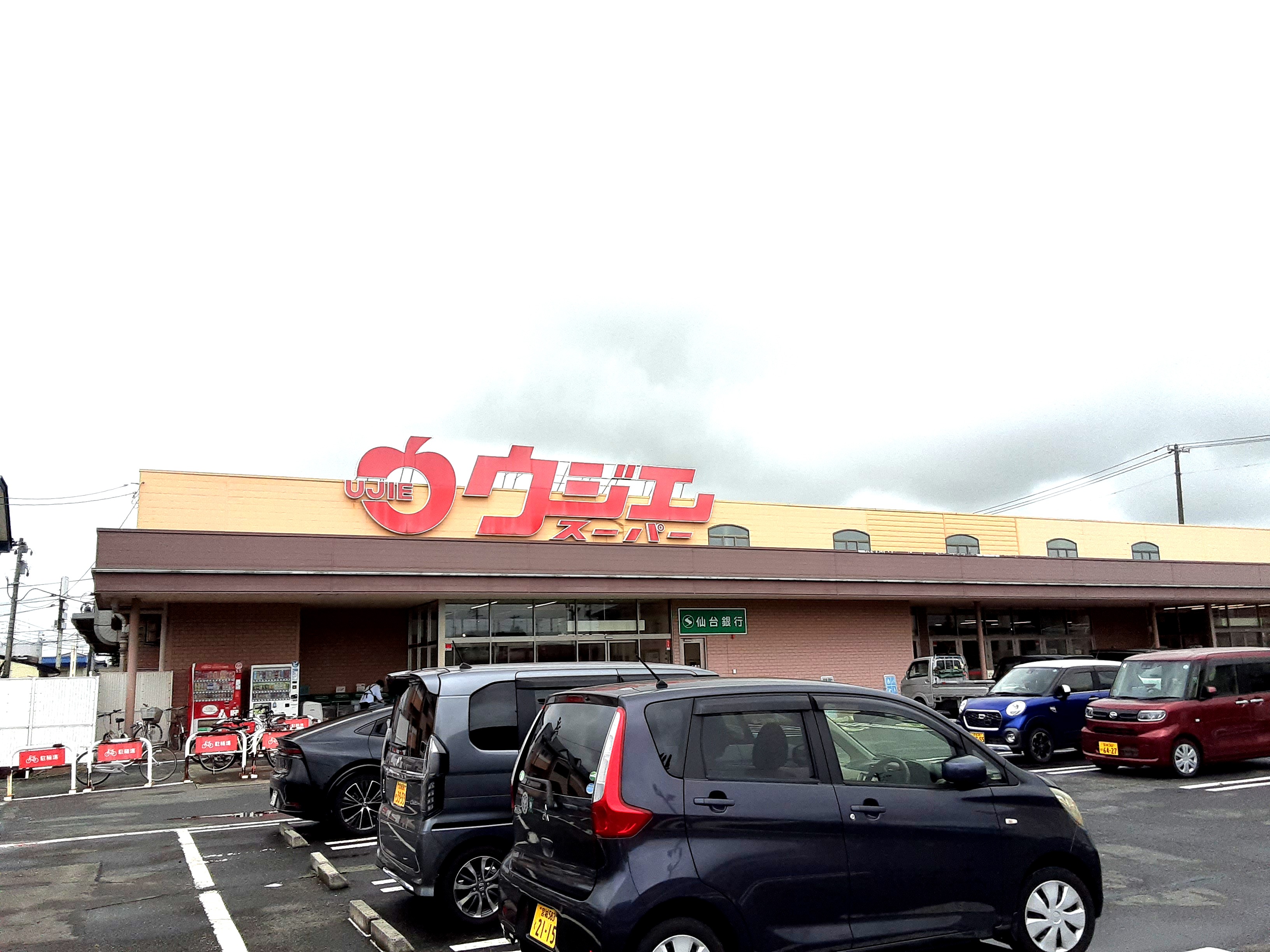 【ウジエスーパー古川バイパス店】販促プロモーションや物販に最適なイートインコーナー横のレンタルスペース
