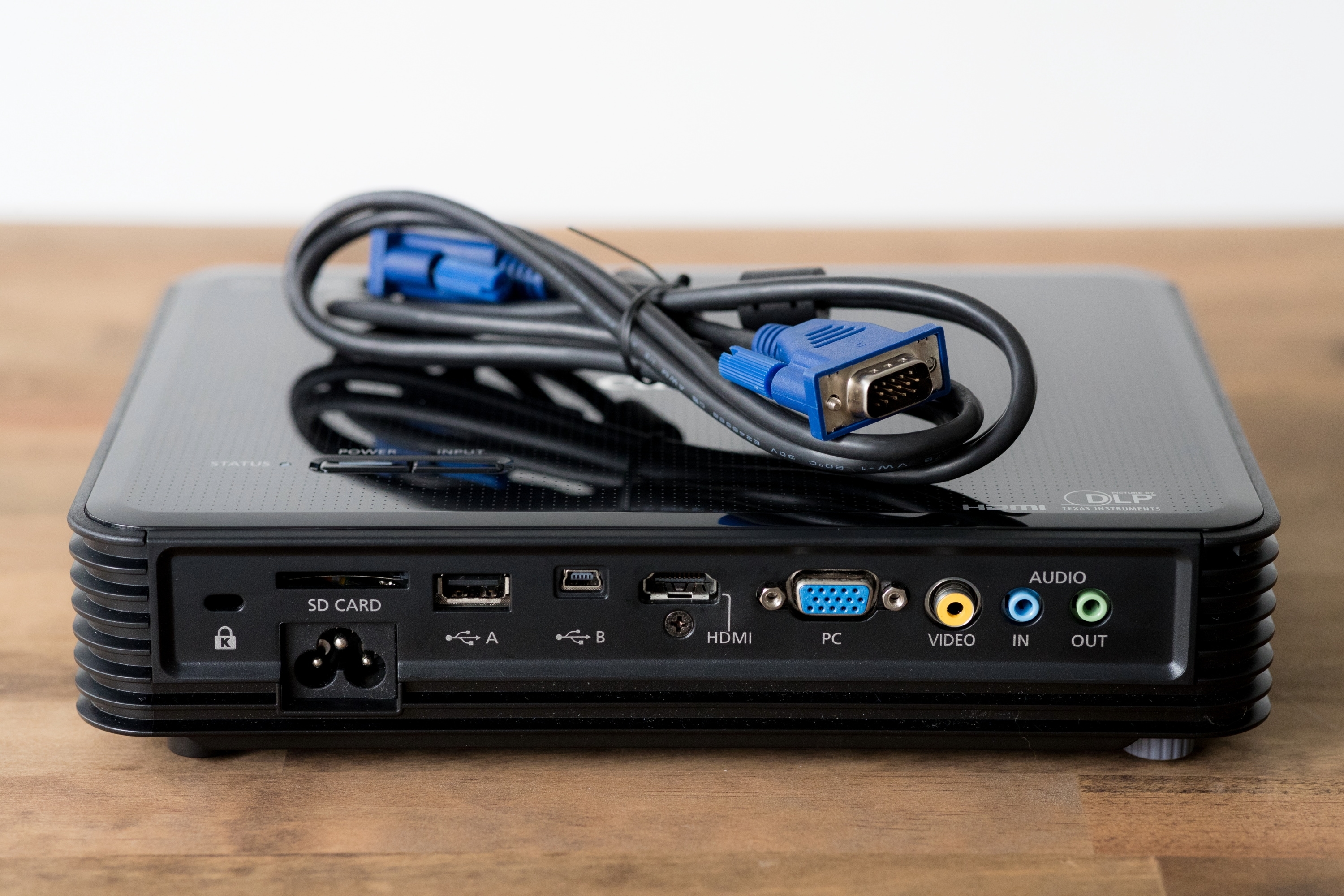 プロジェクター（3000円/1日）写真以外のケーブルはご持参ください。