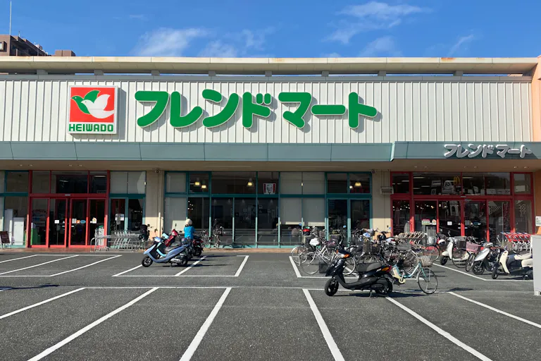 【フレンドマート東寝屋川店】各種プロモーションや物販に最適なスーパー内風除室のイベントスペースの画像1
