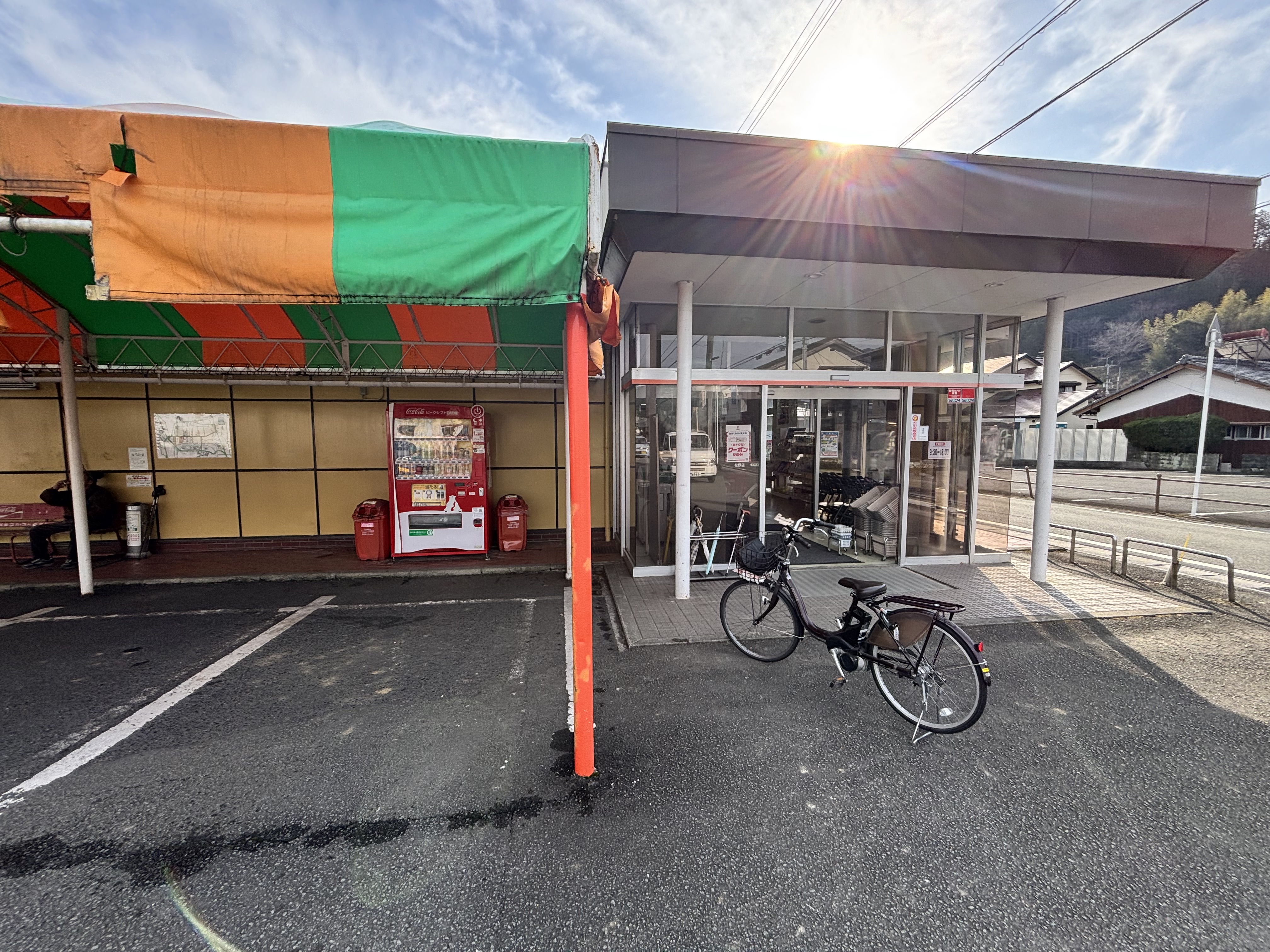 【Aコープ松野店】食物販や販促イベントに最適な入口横テント下の屋外スペース