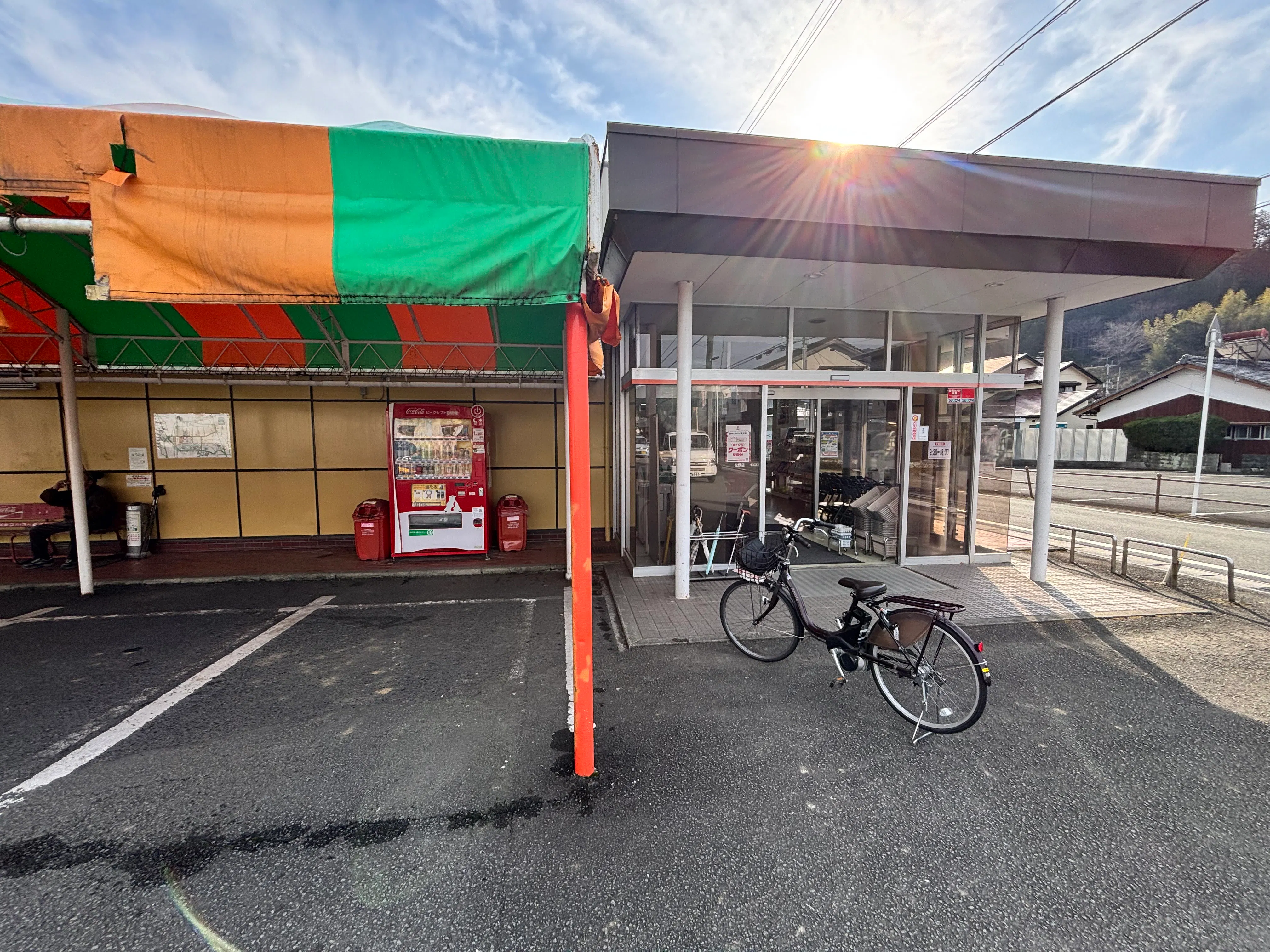 【Aコープ松野店】食物販や販促イベントに最適な入口横テント下の屋外スペース