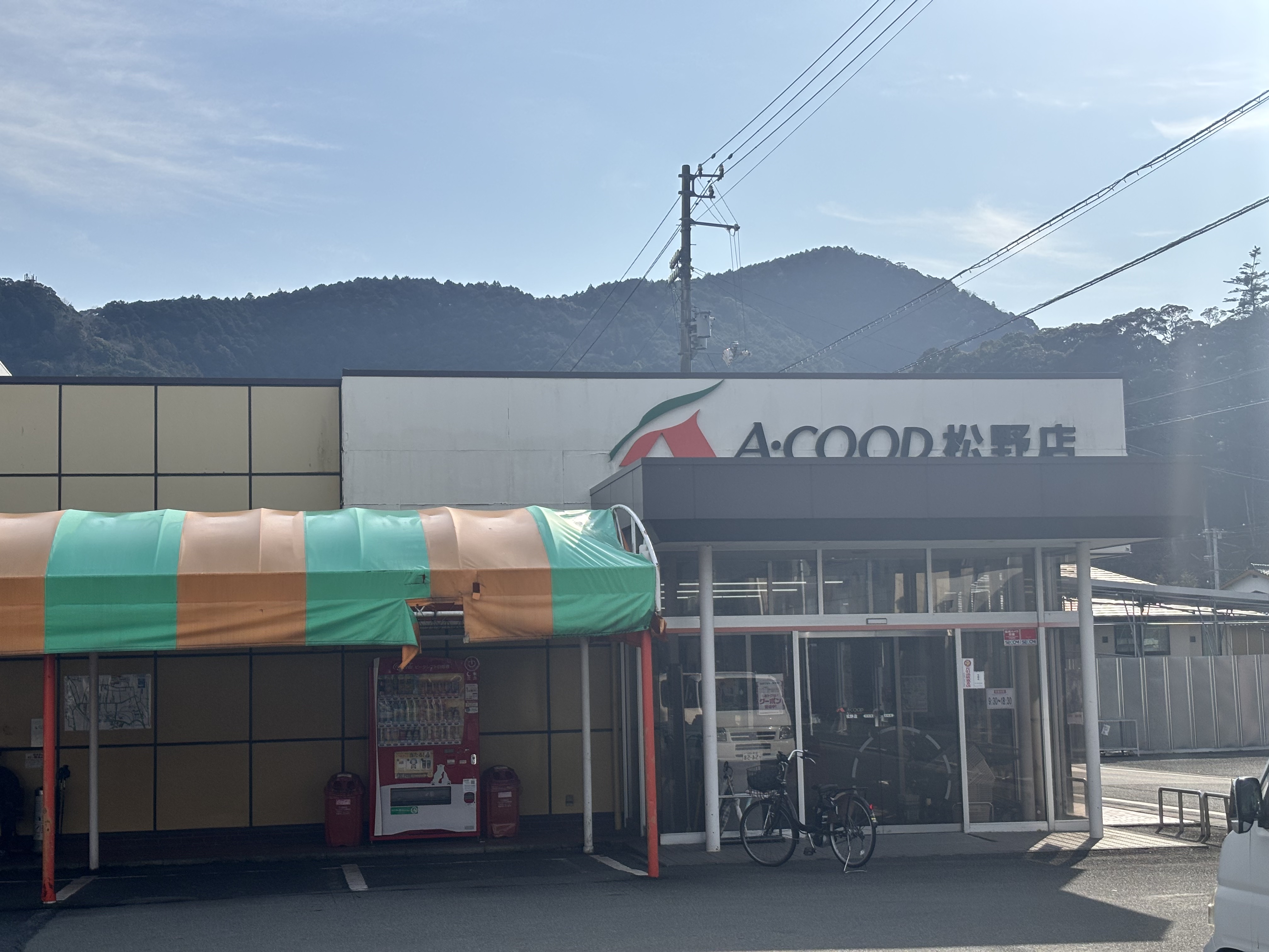 【Aコープ松野店】食物販や販促イベントに最適な入口横テント下の屋外スペース