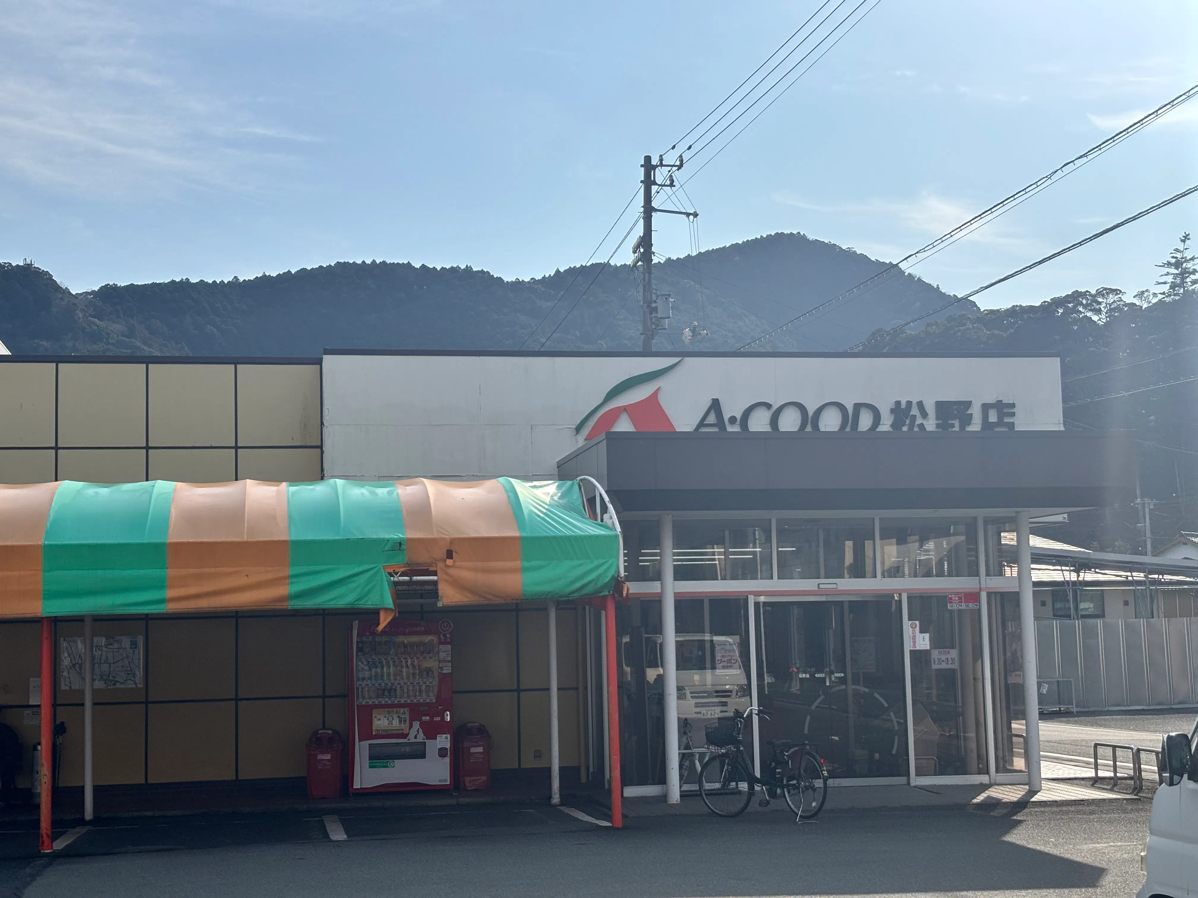 【Aコープ松野店】食物販や販促イベントに最適な入口横テント下の屋外スペース
