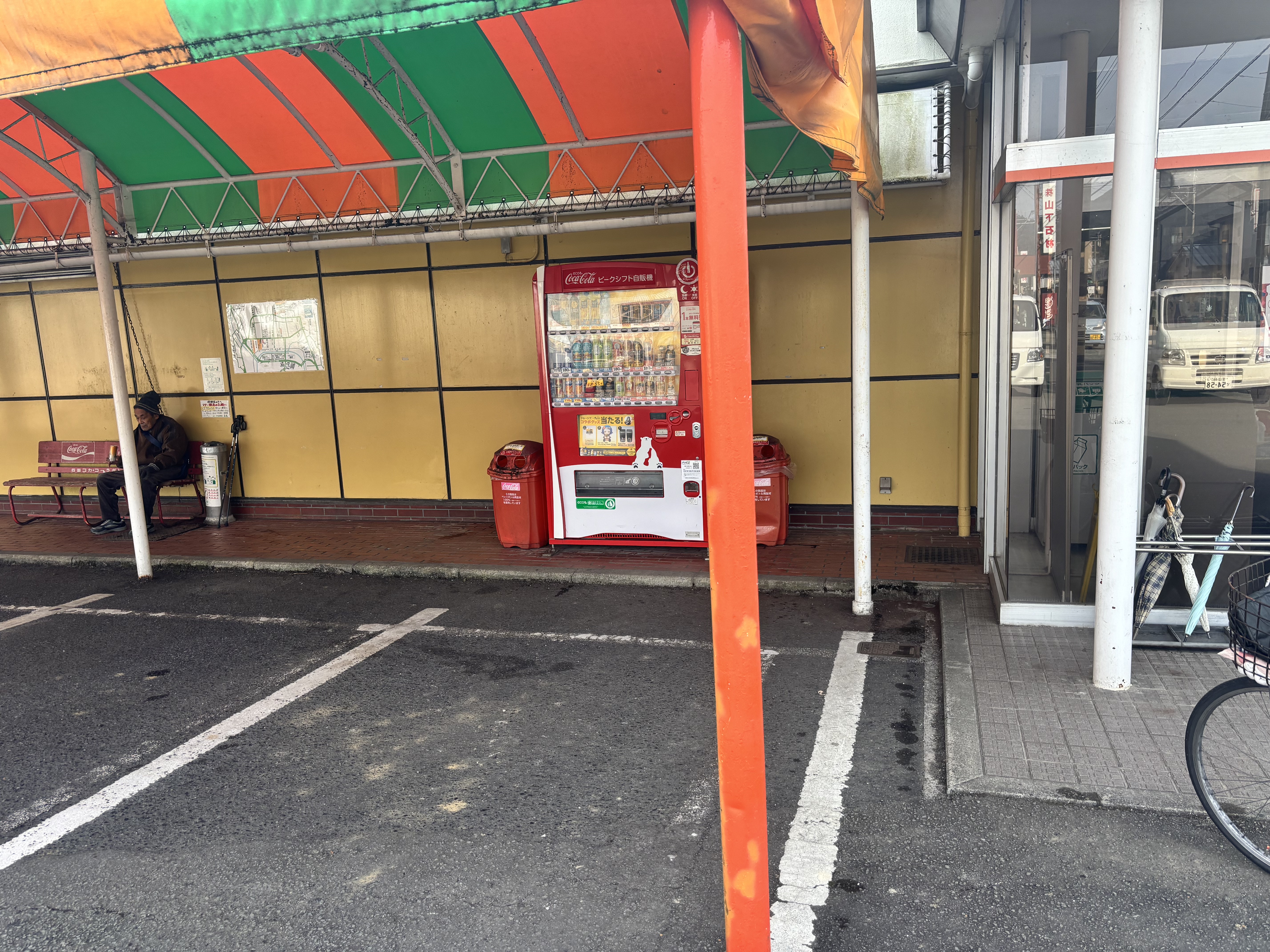 【Aコープ松野店】食物販や販促イベントに最適な入口横テント下の屋外スペース