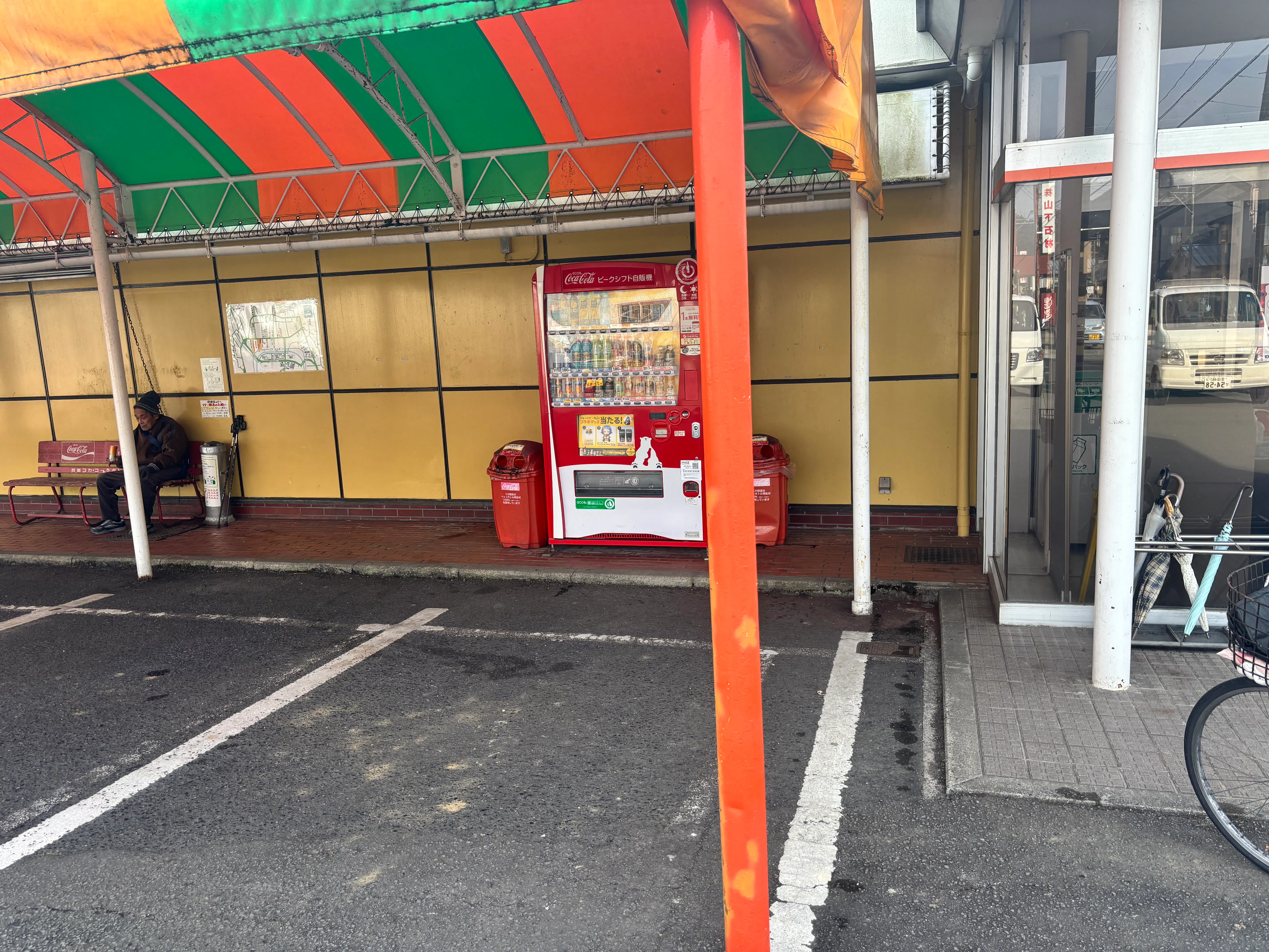【Aコープ松野店】食物販や販促イベントに最適な入口横テント下の屋外スペース