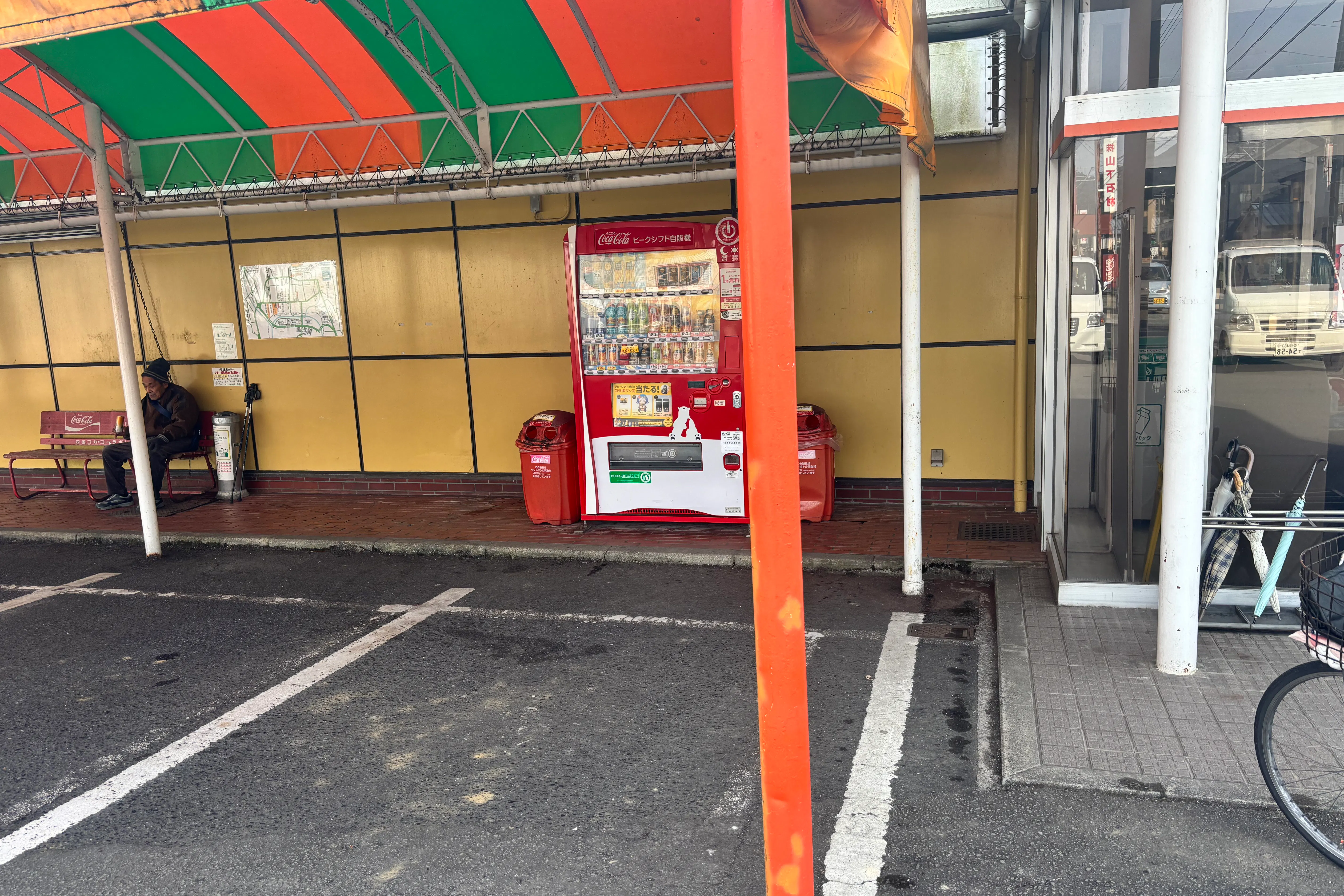 【Aコープ松野店】食物販や販促イベントに最適な入口横テント下の屋外スペース
