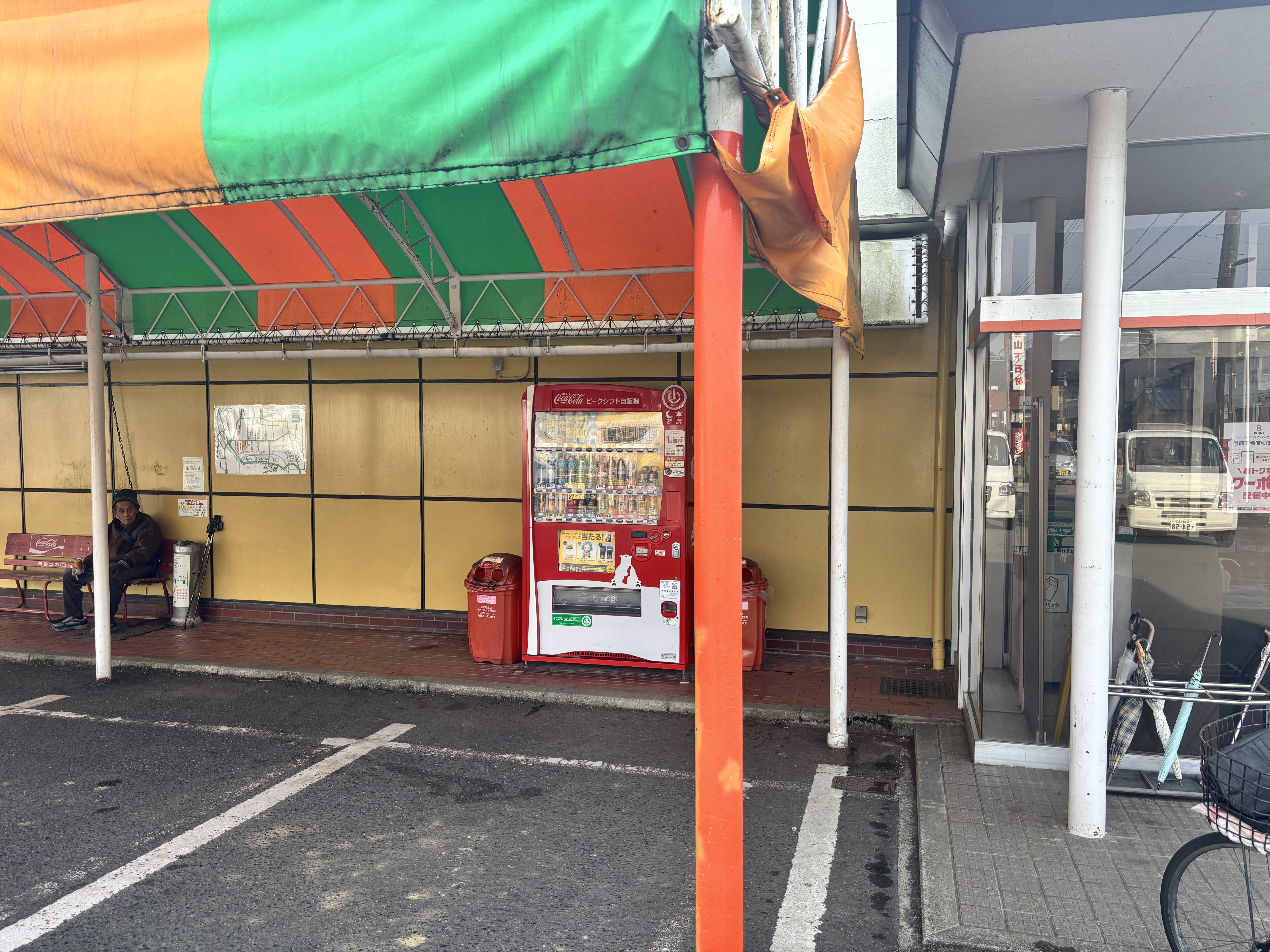 【Aコープ松野店】食物販や販促イベントに最適な入口横テント下の屋外スペース