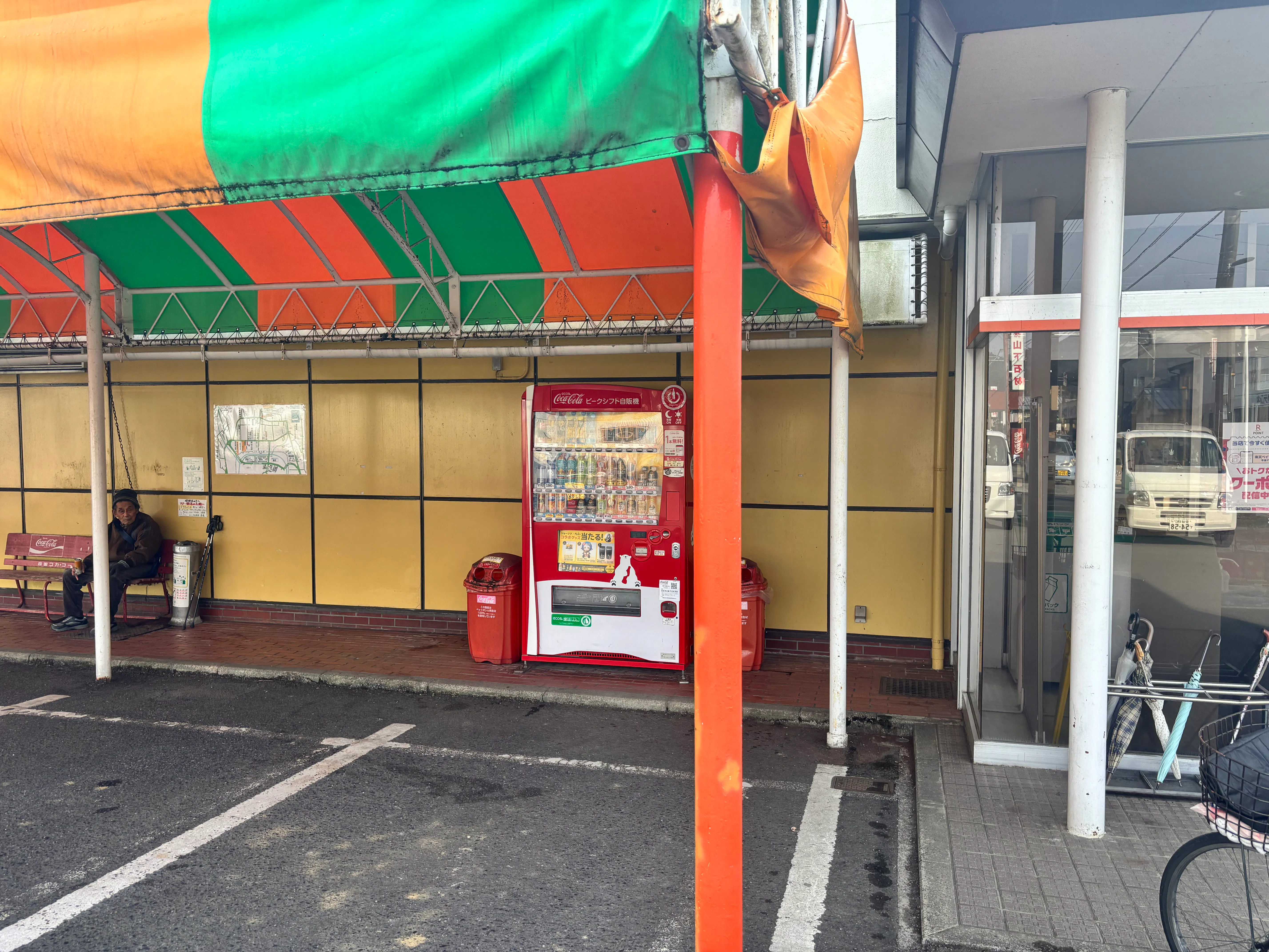 【Aコープ松野店】食物販や販促イベントに最適な入口横テント下の屋外スペース