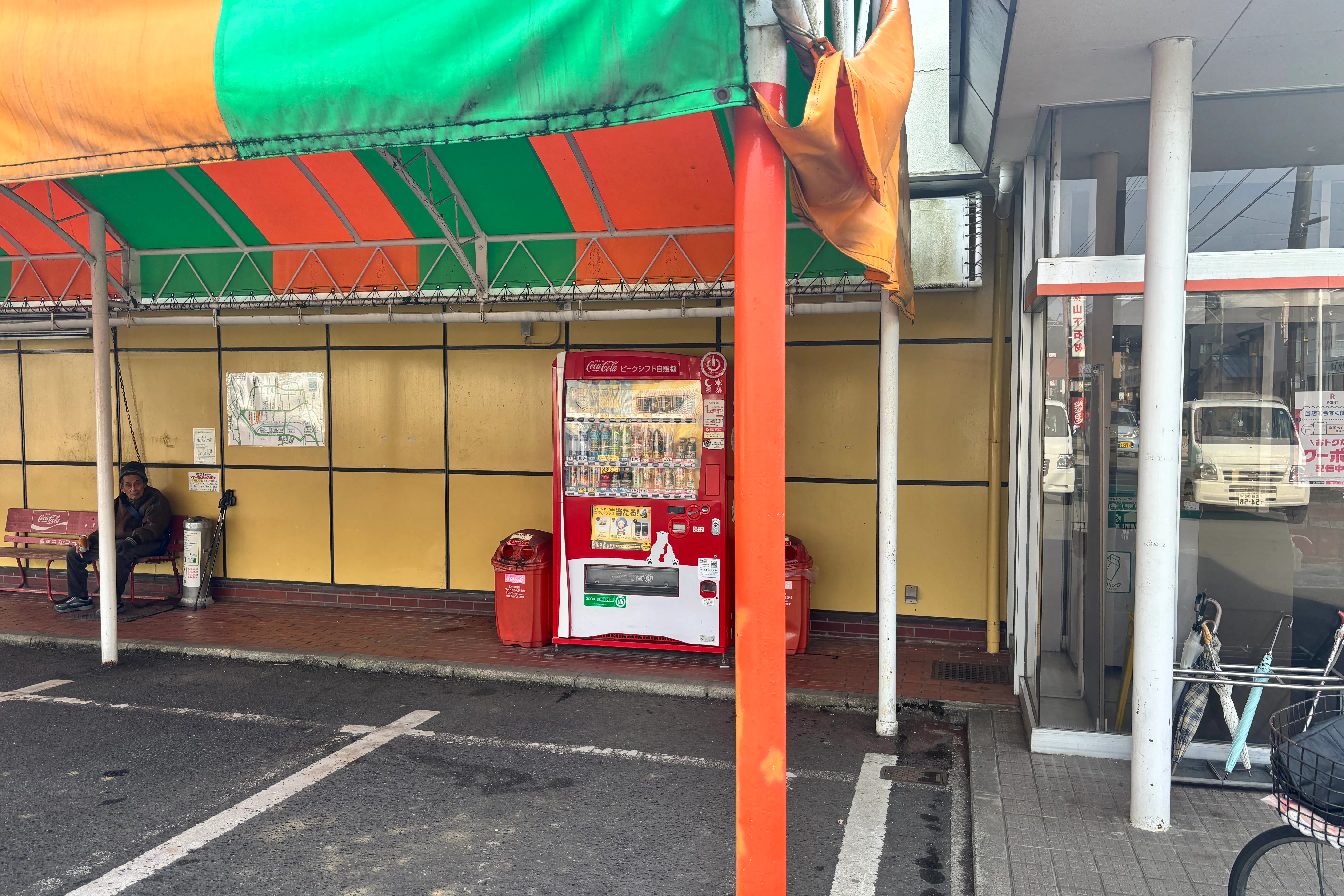 【Aコープ松野店】食物販や販促イベントに最適な入口横テント下の屋外スペース
