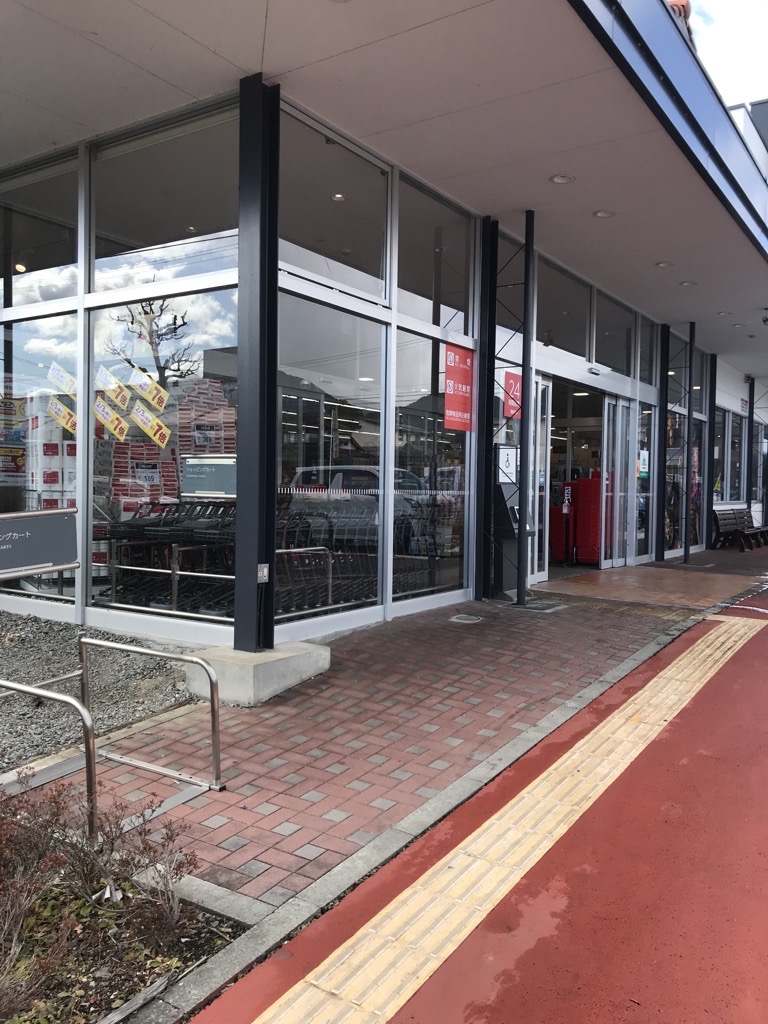 【西友　伊賀良店】店頭（軒下）　プロモーション用途や物販、食物販のポップアップストアに最適なスーパー屋外軒先の催事イベントスペース