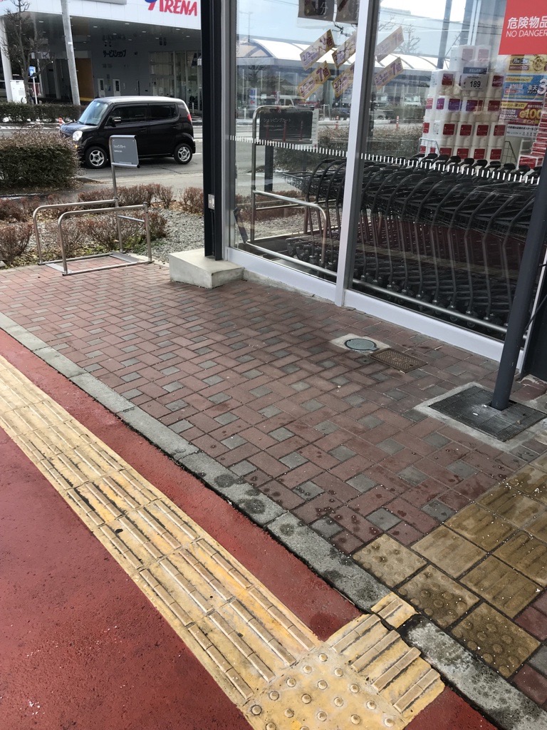 【西友　伊賀良店】店頭（軒下）　プロモーション用途や物販、食物販のポップアップストアに最適なスーパー屋外軒先の催事イベントスペース