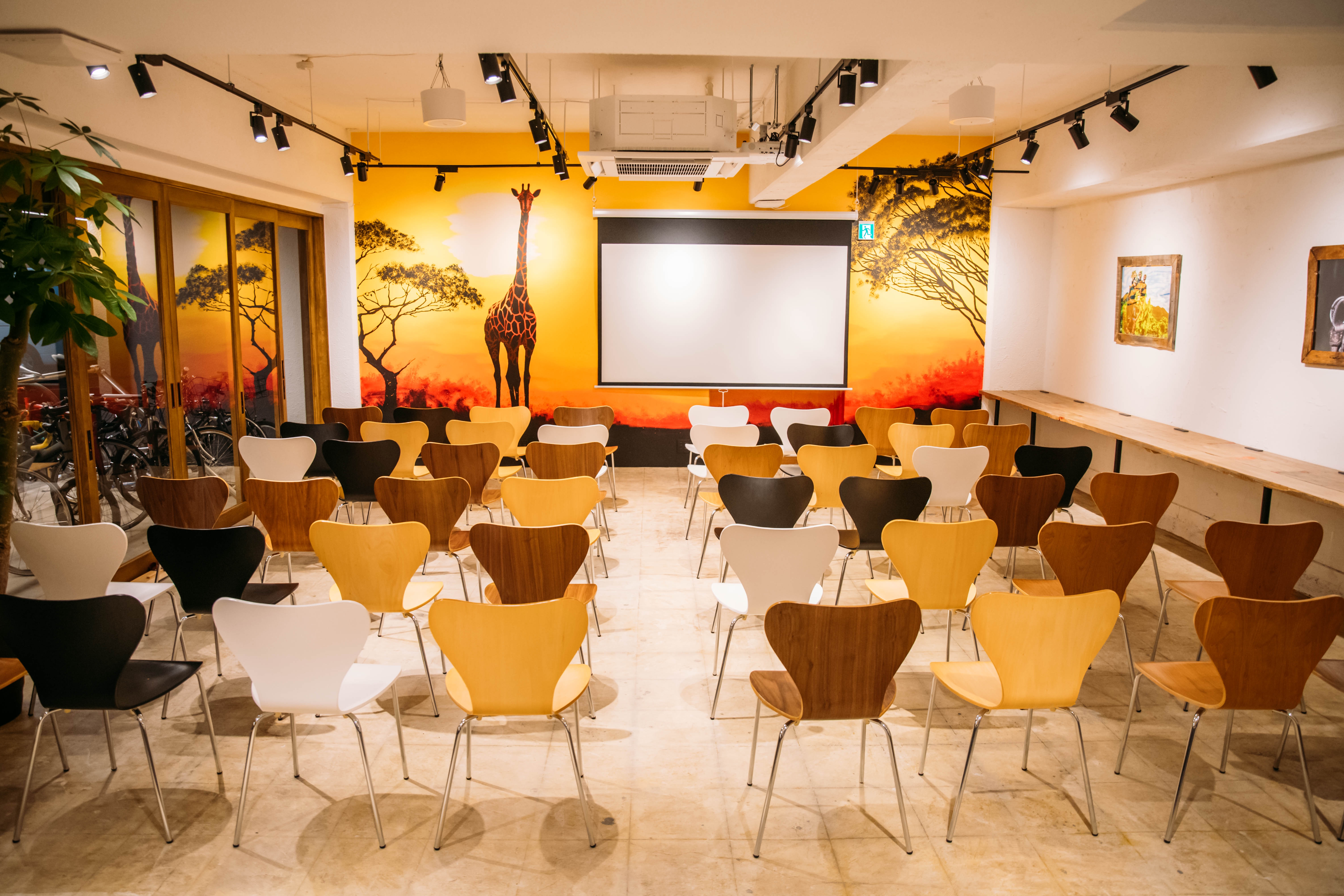 椅子だけ並べてセミナーなども行えます