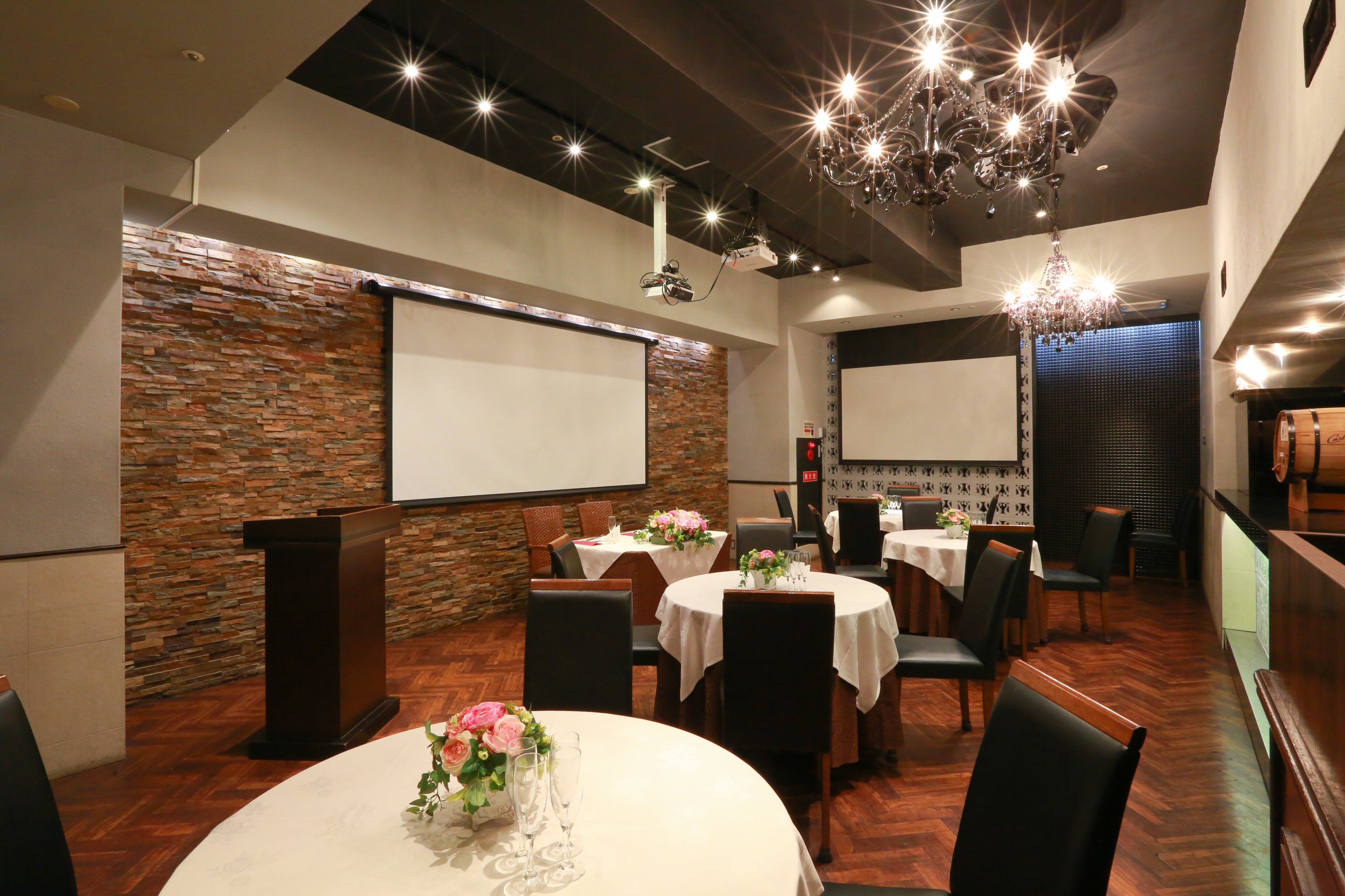 プロジェクターやスクリーンのレンタルも可能になっています