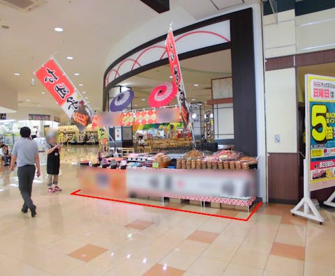 【イオンタウン平賀】各種物販やプロモーションに最適な商業施設内大型スーパー前にある視認性の良いイベントスペース