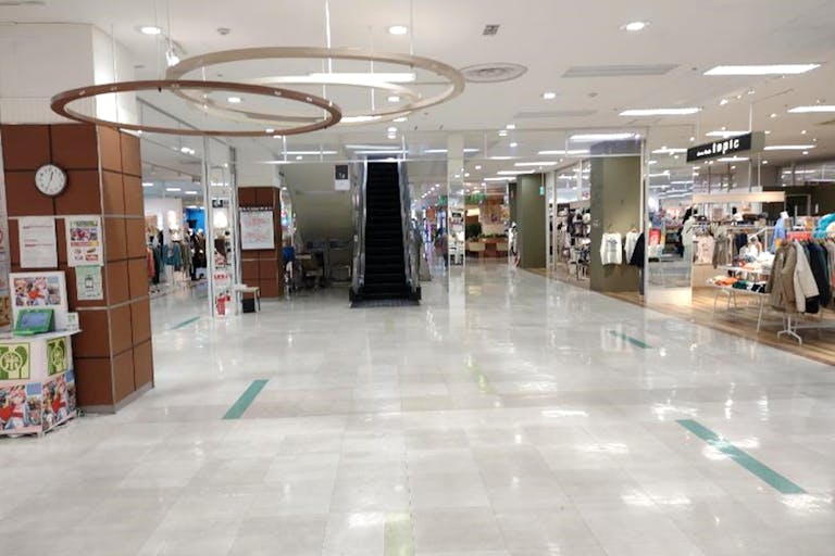 【イオン三原店】各種プロモーションや物販、食物販のポップアップストアに最適な中央エスカレーター前イベントスペースの画像1