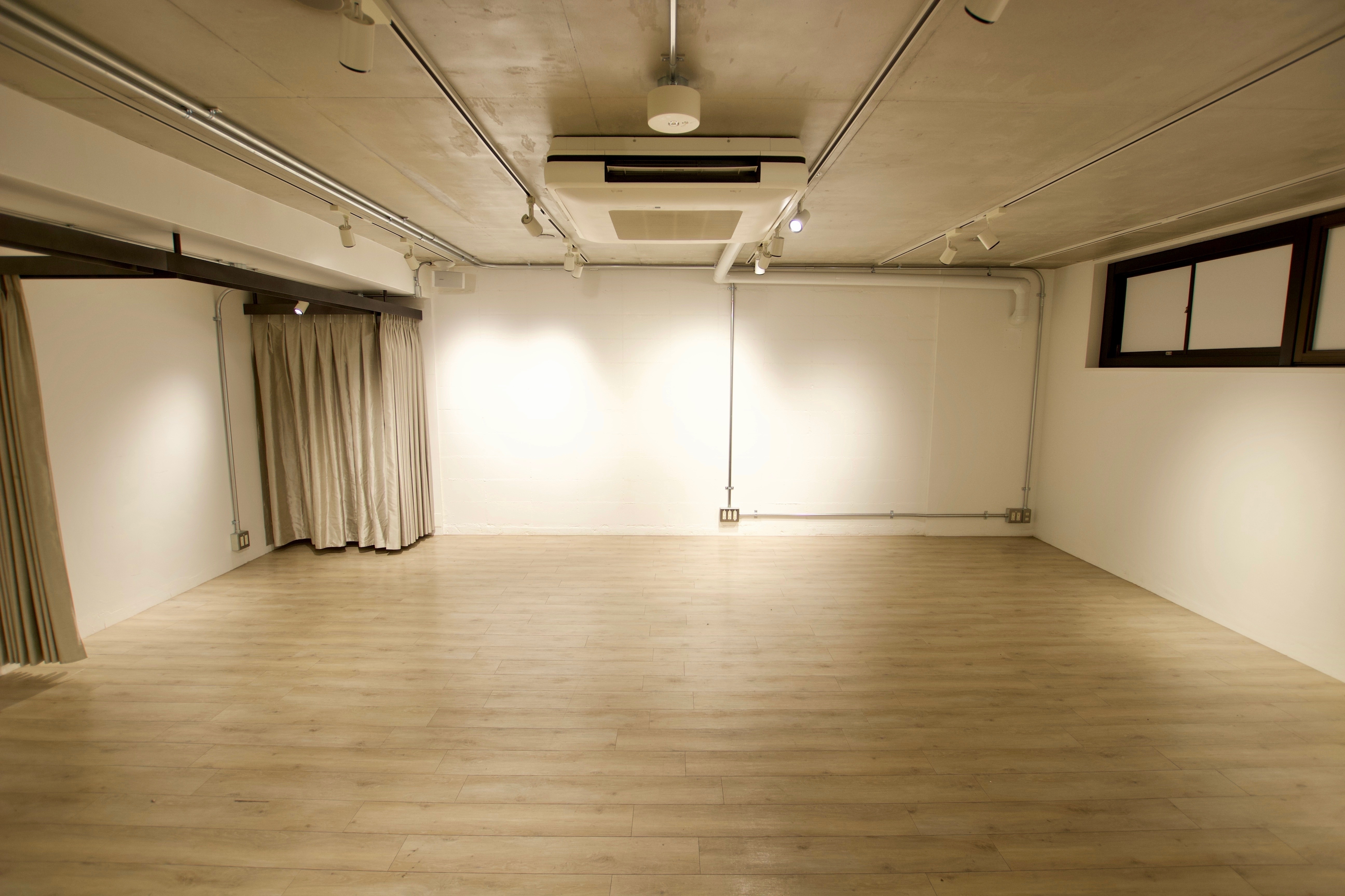 【表参道駅5分】撮影や展示会に適した駐車場付きの路面イベントスペース(1F)