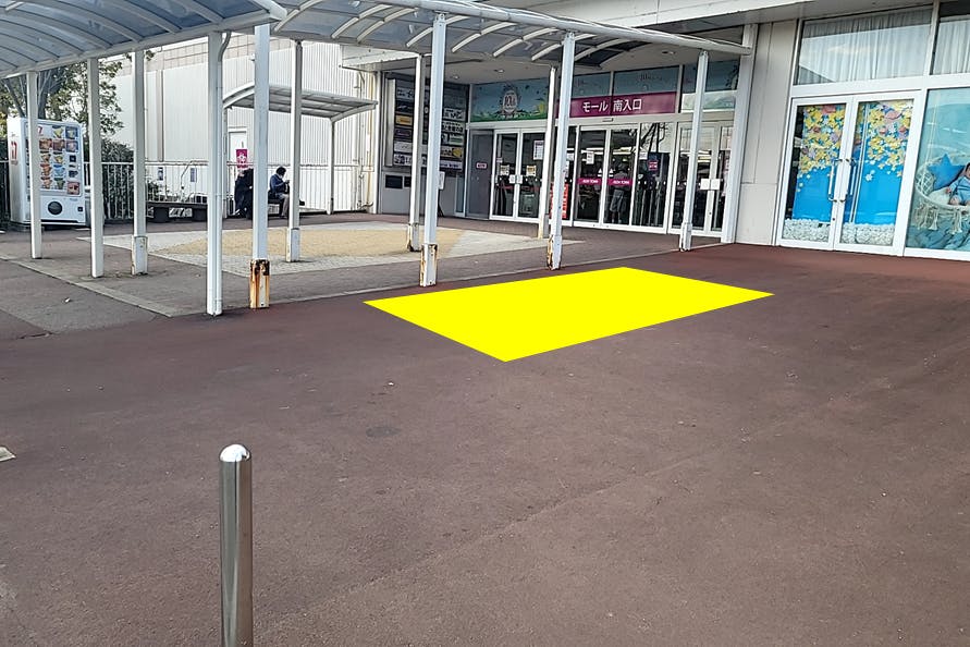 【イオンタウン木更津朝日(南側キッチンカー区画)】キッチンカーの出店に適した南側出入口目の前のイベントスペース
