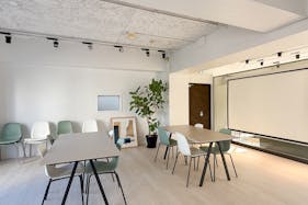 【表参道駅7分】各種展示会や撮影に最適な自然光が豊かな白壁内装が特徴のテラス付きスペース