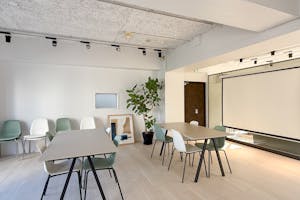 【表参道駅7分】各種展示会や撮影に最適な自然光が豊かな白壁内装が特徴のテラス付きスペース