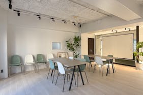 【表参道駅7分】各種展示会や撮影に最適な自然光が豊かな白壁内装が特徴のテラス付きスペース